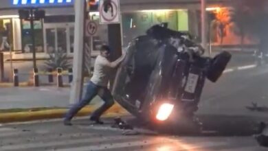 Photo of Joven mexicano causa sensación por darle la vuelta a su coche tras haberlo volcado