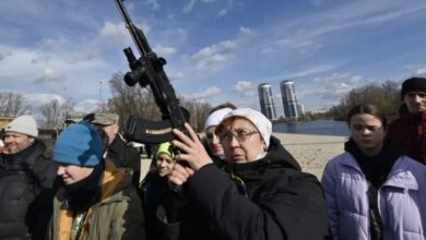 Photo of El presidente de Ucrania ofrece armas a cualquiera que quiera defender el país