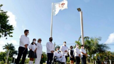 Photo of Renán Barrera iza la Bandera de la Paz en Mérida