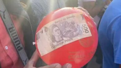Photo of Alcaldesa de Cuauhtémoc lanza pelotas con billetes de 500 pesos