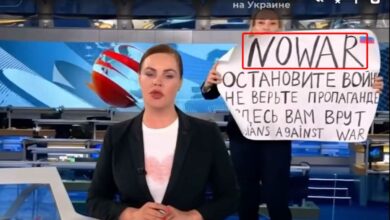 Photo of Manifestante contra la guerra irrumpe en el principal noticiero ruso
