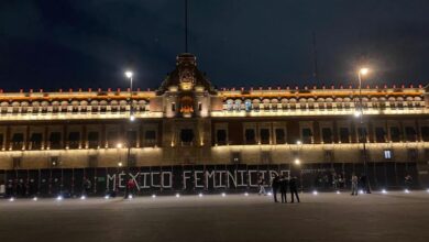 Photo of Colectivas escribieron «México feminicida» en las vallas frente a Palacio Nacional