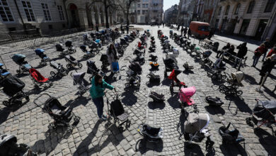 Photo of Carreolas vacías se colocaron en la plaza de Lviv, Ucrania para protestar por la muerte de niños