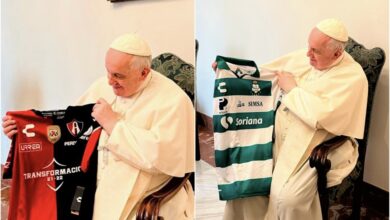 Photo of Papa Francisco presume sus playeras del Atlas y Santos