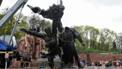 Photo of Kiev destruye estatua, símbolo de la amistad con Rusia