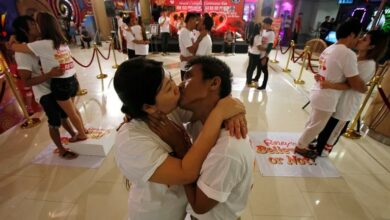 Photo of Día Internacional del Beso: se besan 58 horas y 35 minutos; rompieron su propio récord mundial