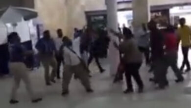 Photo of ¡A sillazos!, taxistas protagonizan pelea en Aeropuerto de Cancún