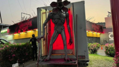 Photo of Roban Demogorgon de Stranger Things exhibido en un Oxxo de Monterrey