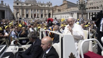Photo of Papa Francisco bromea con mexicanos; quiere tequila para “quitarse” el dolor de rodilla