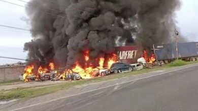 Photo of Tráiler choca e incendia 25 vehículos en Tabasco
