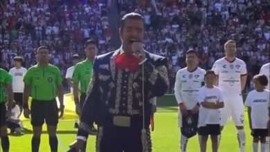 Photo of Pablo Montero se equivoca en el Himno Nacional previo al Chivas vs Atlas
