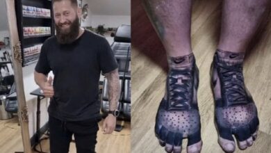 Photo of Cansado de pagar, hombre se tatúa en los pies los tenis Nike Air Jordan