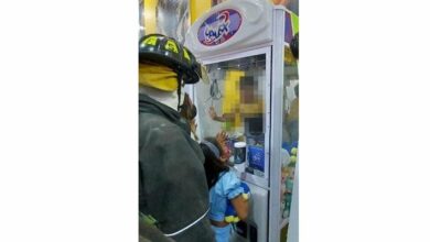 Photo of Niño queda atorado dentro de máquina de peluches; bomberos lo rescatan