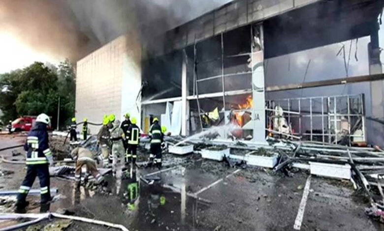 Photo of Misil impacta en centro comercial de Ucrania con civiles; hay muertos y heridos