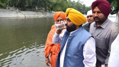 Photo of Ministro hindú bebe agua de río para demostrar que está limpia; termina hospitalizado