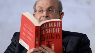 Photo of Atacan al famoso escritor Salman Rushdie durante un acto en EE.UU.