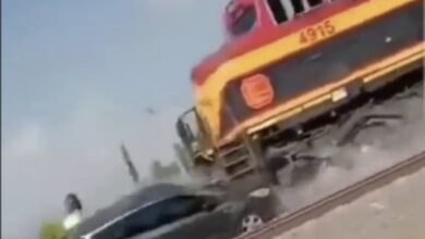 Photo of Tren embiste camioneta que intentó ganarle el paso en Tula