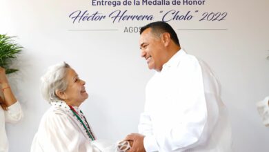 Photo of Renán Barrera entrega la medalla Héctor Herrera “Cholo” 2022