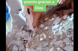 Photo of Albañiles hallan “tesoro” mientras derrumbaban una pared