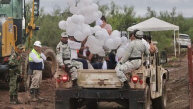 Photo of Familiares despiden a mineros con misa, globos y mariachi