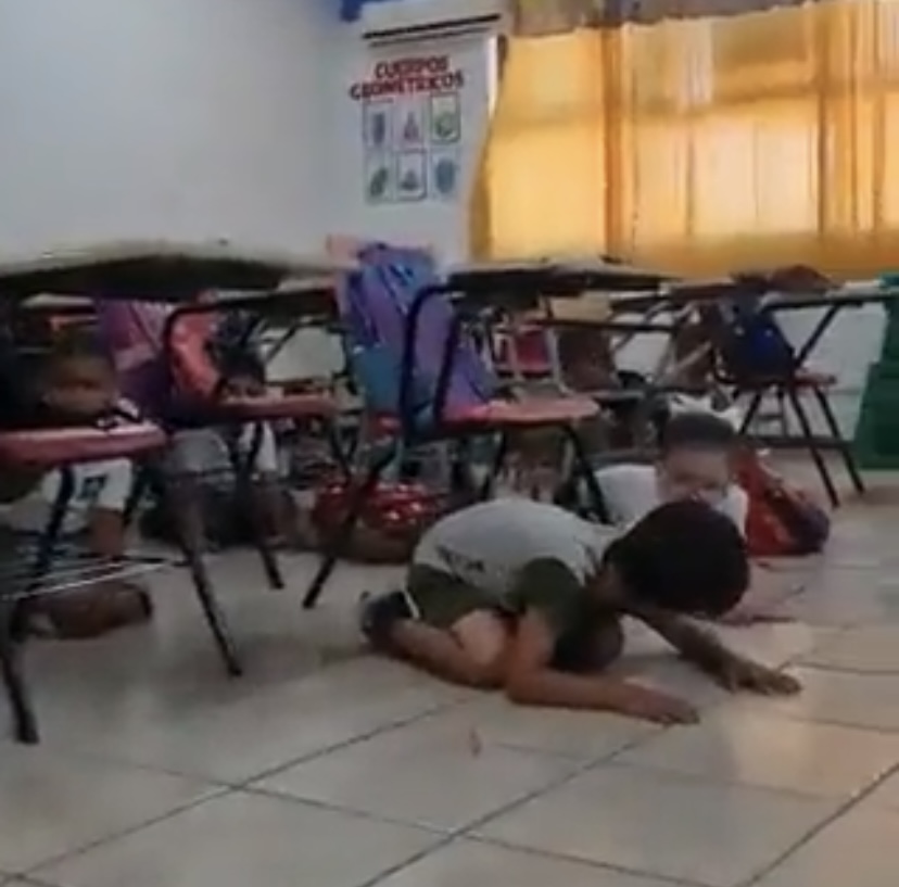 Profesora Tranquiliza A Alumnos Durante Balacera Frente A Su Primaria ...