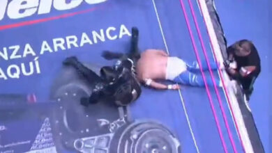 Photo of Dejan inconsciente a Blue Panther por una ‘guillotina’ en función de lucha libre