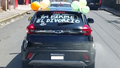 Photo of «Ya firmé el divorcio»: hombre celebra por las calles volver a ser soltero
