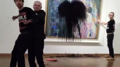 Photo of Activistas arrojan petróleo a cuadro de Klimt en un museo de Viena