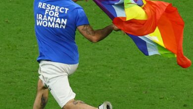 Photo of Espontáneo con bandera gay invadió cancha del Portugal-Uruguay en el Mundial