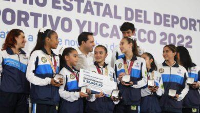 Photo of Mauricio Vila entrega premios a deportistas yucatecos destacados
