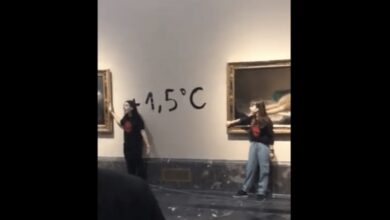 Photo of Dos activistas se pegan a ‘La maja desnuda’ y a ‘La maja vestida’ en el Museo del Prado