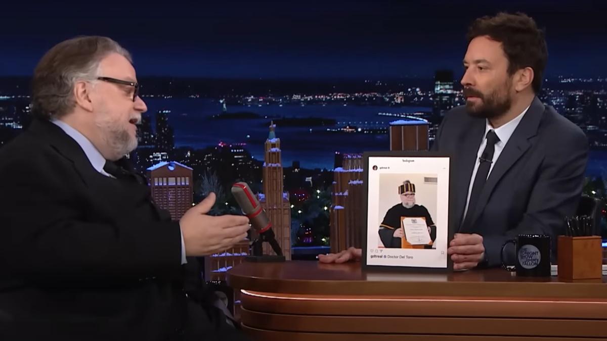 guillermo-del-toro-presume-a-la-unam-con-jimmy-fallon-con-acento