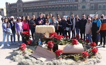 Photo of Por posible prohibición de la SCJN, colocan nacimiento navideño en el Zócalo de la CDMX