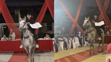 Photo of En Colombia un joven recibió su título montado a caballo