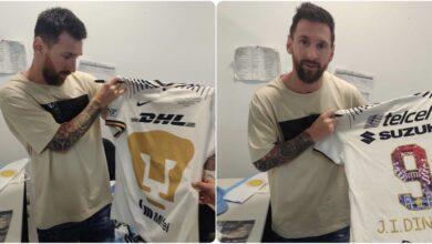 Photo of Lionel Messi posó con la camiseta de Pumas y le puso su firma