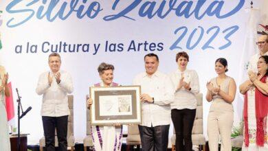 Photo of Renán Barrera entrega a Piedad Peniche Rivero con la medalla “Silvio Zavala” 