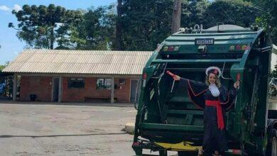 Photo of Celebra titulo de abogada a bordo del camión de basura donde trabajaba 