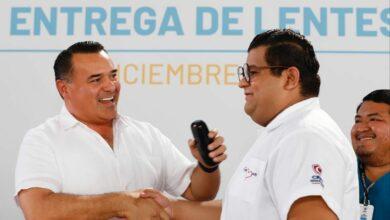 Photo of Renán Barrera entrega lentes a familias