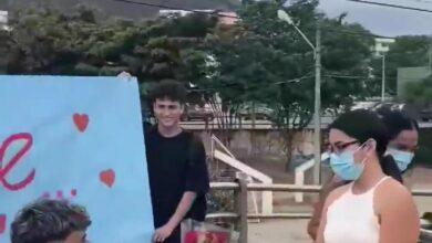 Photo of Estudiante se le declara a su maestro