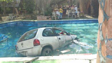 Photo of Se duerme al volante y acaba dentro de una piscina 