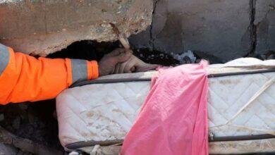 Photo of Sostiene entre los escombros la mano de su hija muerta por terremoto