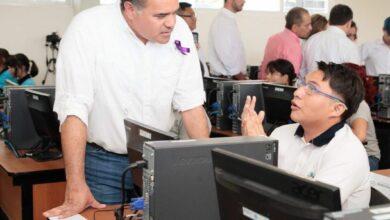 Photo of Renán Barrera entrega equipo del Programa Computadora en Casa