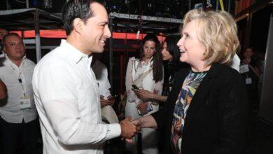Photo of Hillary Clinton y Mauricio Vila juntos en Convención Bancaria