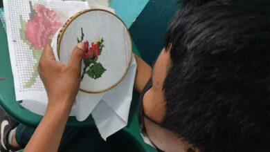 Photo of Maestra enseña a sus alumnos el tradicional bordado yucateco 