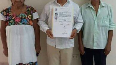 Photo of Yucateco dedica su título profesional a sus padres 