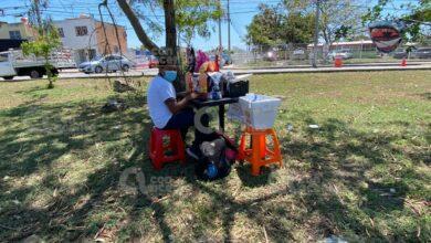 Photo of Vende golosinas afuera de su escuela para ayudar a su mamá