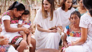 Photo of Angelina Jolie colabora con mujeres mayas en Tulum