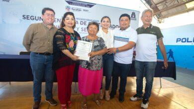 Photo of A sus 77 años, acaba la primaria y secundaria 