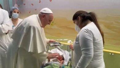 Photo of Papa Francisco bautiza a bebé en hospital donde está internado. VIDEO