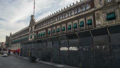 Photo of Colocan vallas en edificios y monumentos en CDMX por el 8M